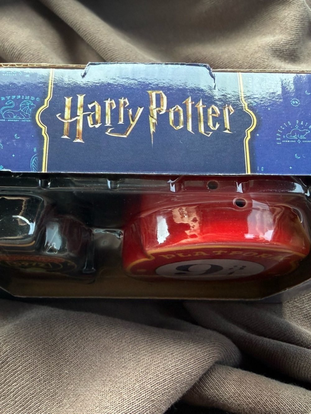 Harry Potter Ceramic Red Platform 9 3/4 Salt & Pepper Shaker Set - Picture 2 of 3